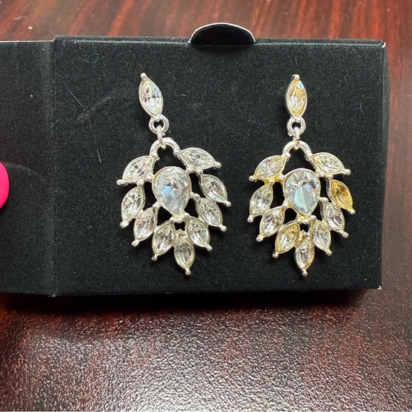 Avon Marquis Drop Silvertone chandelier Earrings with Crystal Accents  NIB 2010 - Picture 2 of 5